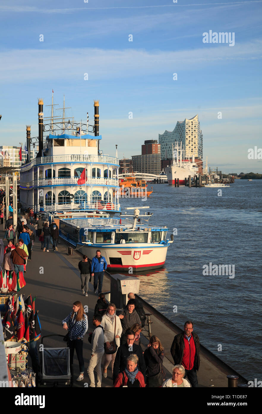 Raddampfer am Jetty pier Landungsbrücken, Hafen Hamburg, Deutschland, Europa Stockfoto