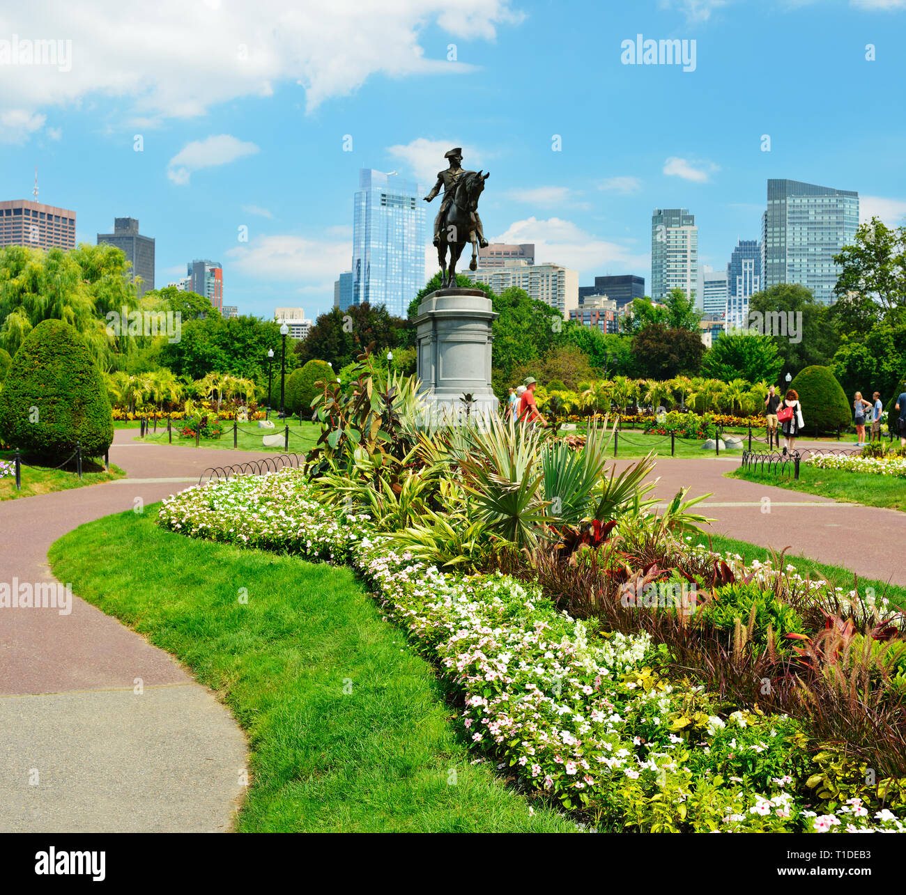 Boston Public Garden im Sommer. Gartenanlagen, Washington Statue und City Skyline im Hintergrund Stockfoto