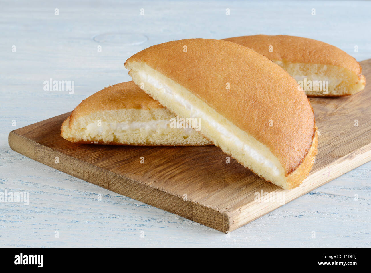Closeup drei Scheiben Biskuit mit Vanillecreme Füllung Stockfoto
