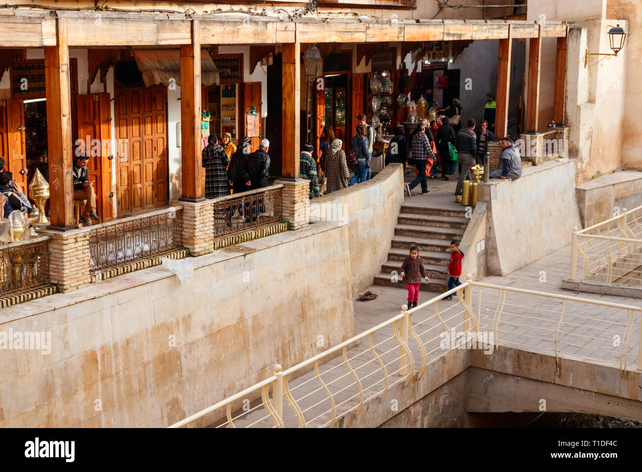 FEZ, Marokko - Februar 19, 2019: unbekannte Menschen zu Fuß entlang des Korridors von Rue Kherhvian mit seinen Geschäften in die Medina von Fez. Stockfoto