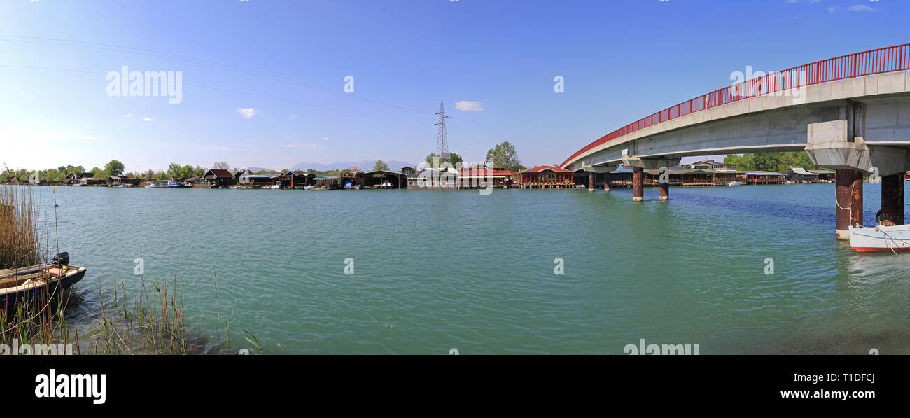 Ada Bojana, Montenegro - 18. April 2011: Panorama der Fluss und Brücke in Ada Bojana, Montenegro. Stockfoto