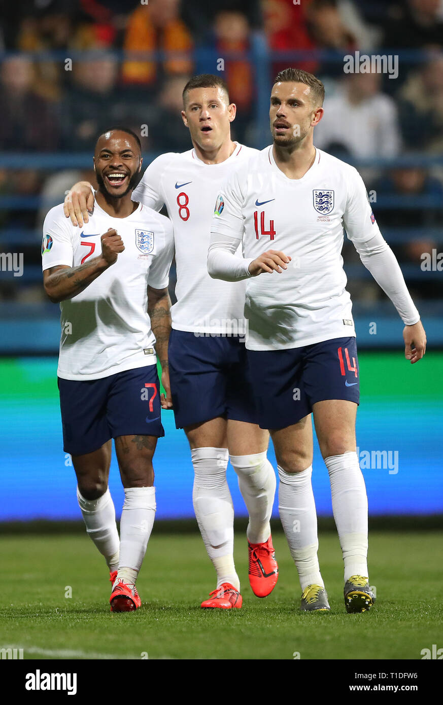 England's Raheem Sterling (links) feiert vierten Ziel seiner Seite des Spiels, durch Harry Kane (nicht abgebildet) mit Ross Barkley und Jordon Henderson während der UEFA EURO 2020 Qualifikation, Gruppe, ein Gleiches an die Podgorica das Stadion der Stadt gezählt. Stockfoto