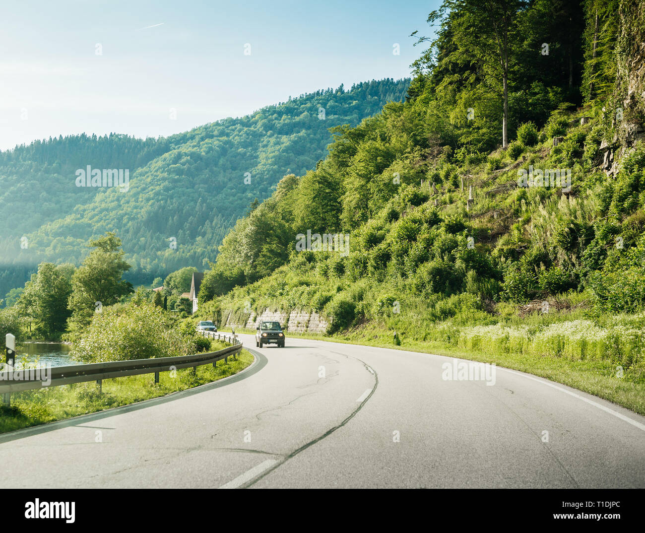 Schiltach, Deutschland - May 10, 2018: Die deutsche Autobahn mit Suzuki SUV SUV Auto schnell fahren auf der Landstraße an einem sonnigen Tag mit Schwarzwald Berge im Hintergrund Stockfoto