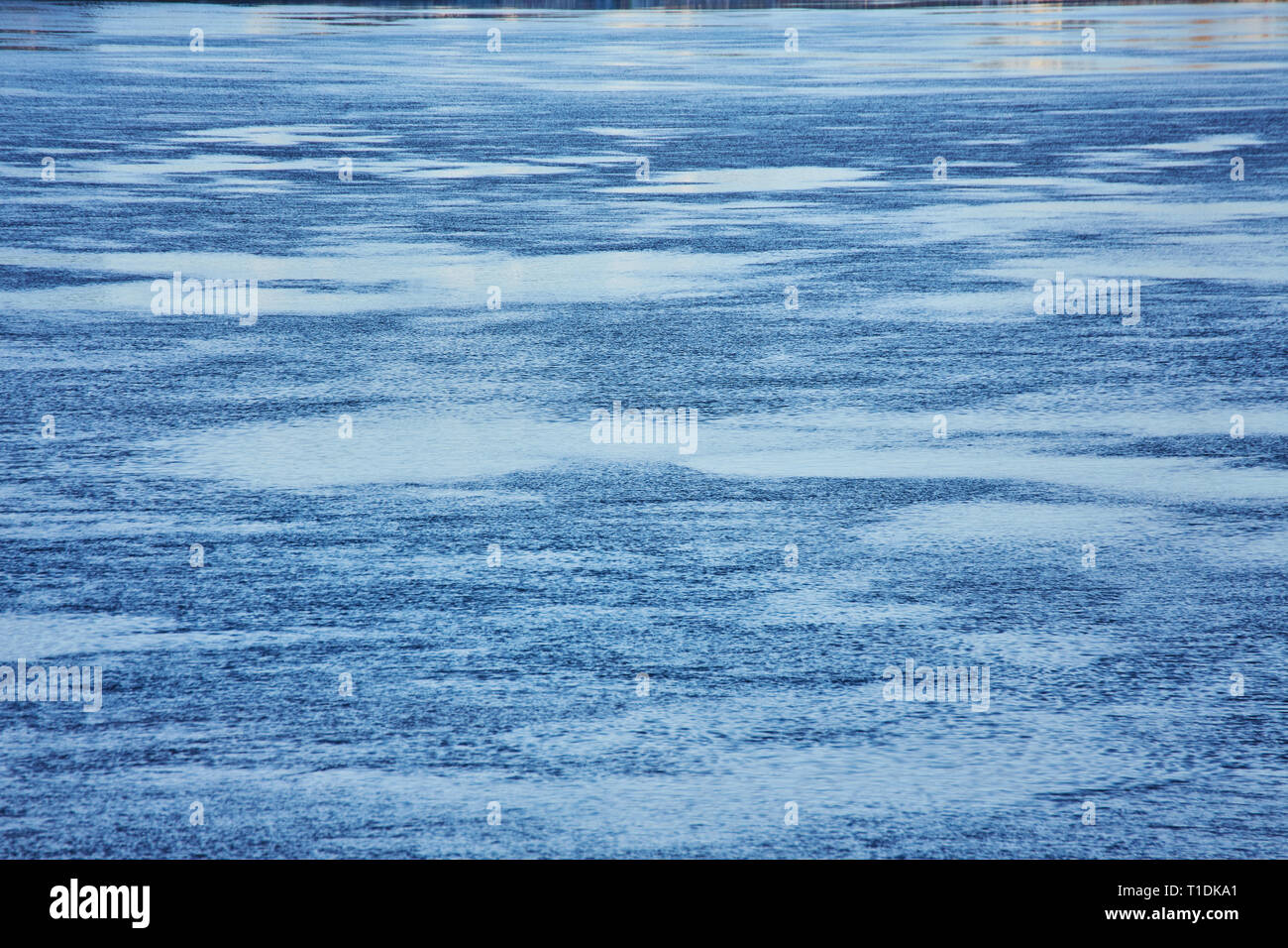 Wasser Oberfläche mit Wellen und Sonnenstrahlen Reflexionen Stockfoto