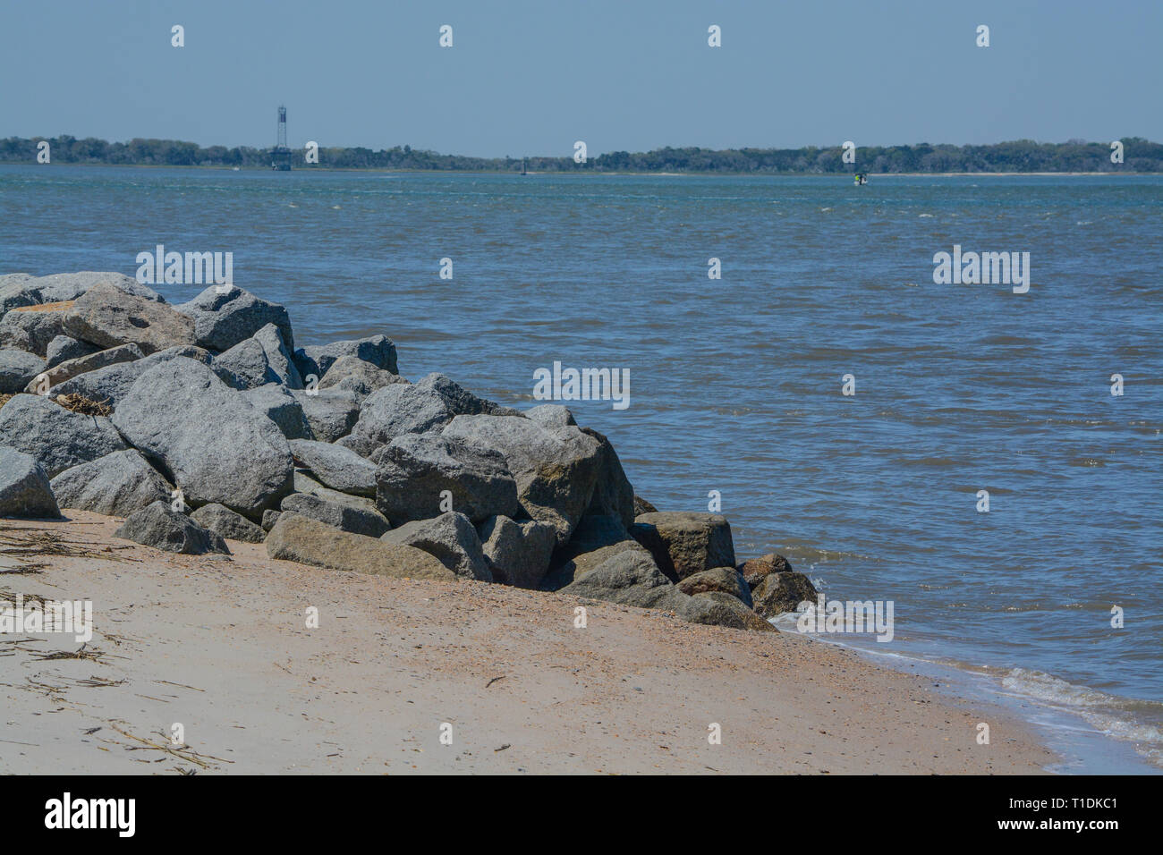 Die Jetty Wellenbrecher auf Fernandina Beach, Fort Clinch State Park, Nassau County, Florida, USA Stockfoto