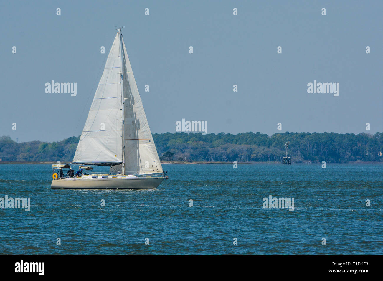 Segelboot Segeln auf Cumberland Sound. Fernandina Beach, Nassau County, Florida, USA Stockfoto