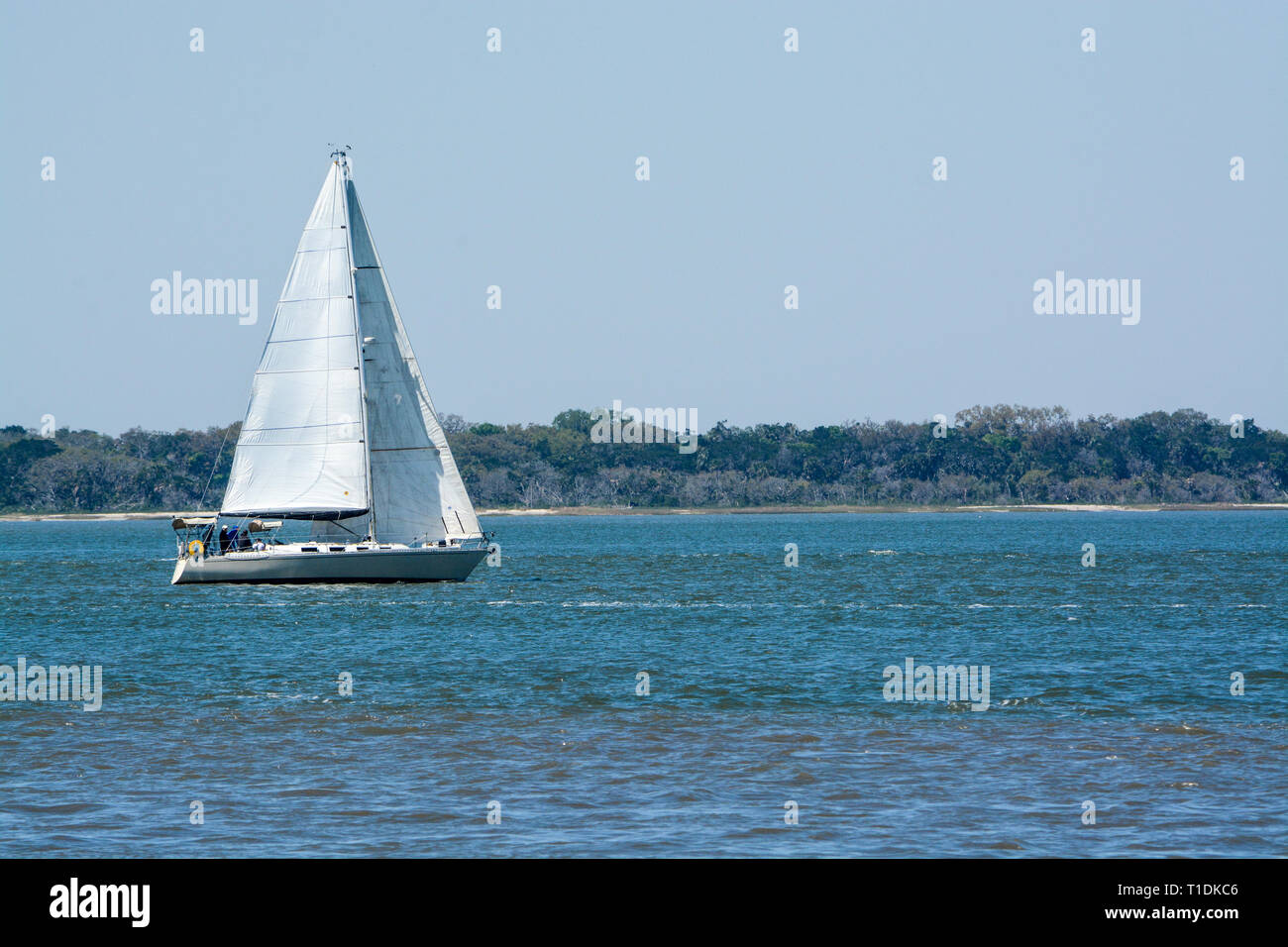 Segelboot Segeln auf Cumberland Sound. Fernandina Beach, Nassau County, Florida, USA Stockfoto