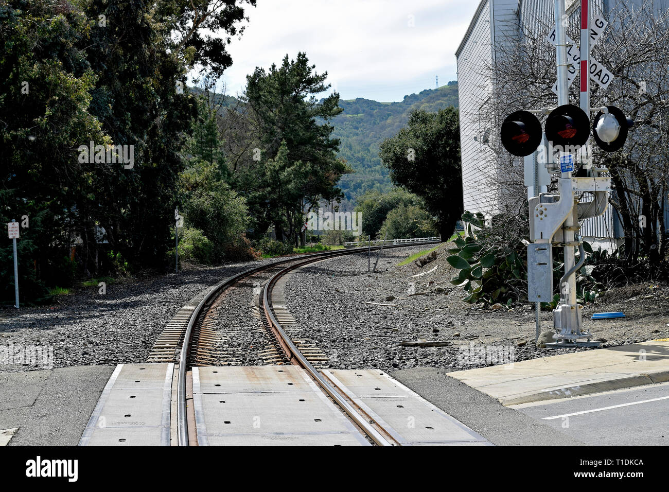 Niles Canyon Railway Tracks und die Kreuzung tor Signal in Sunol, Kalifornien, Stockfoto