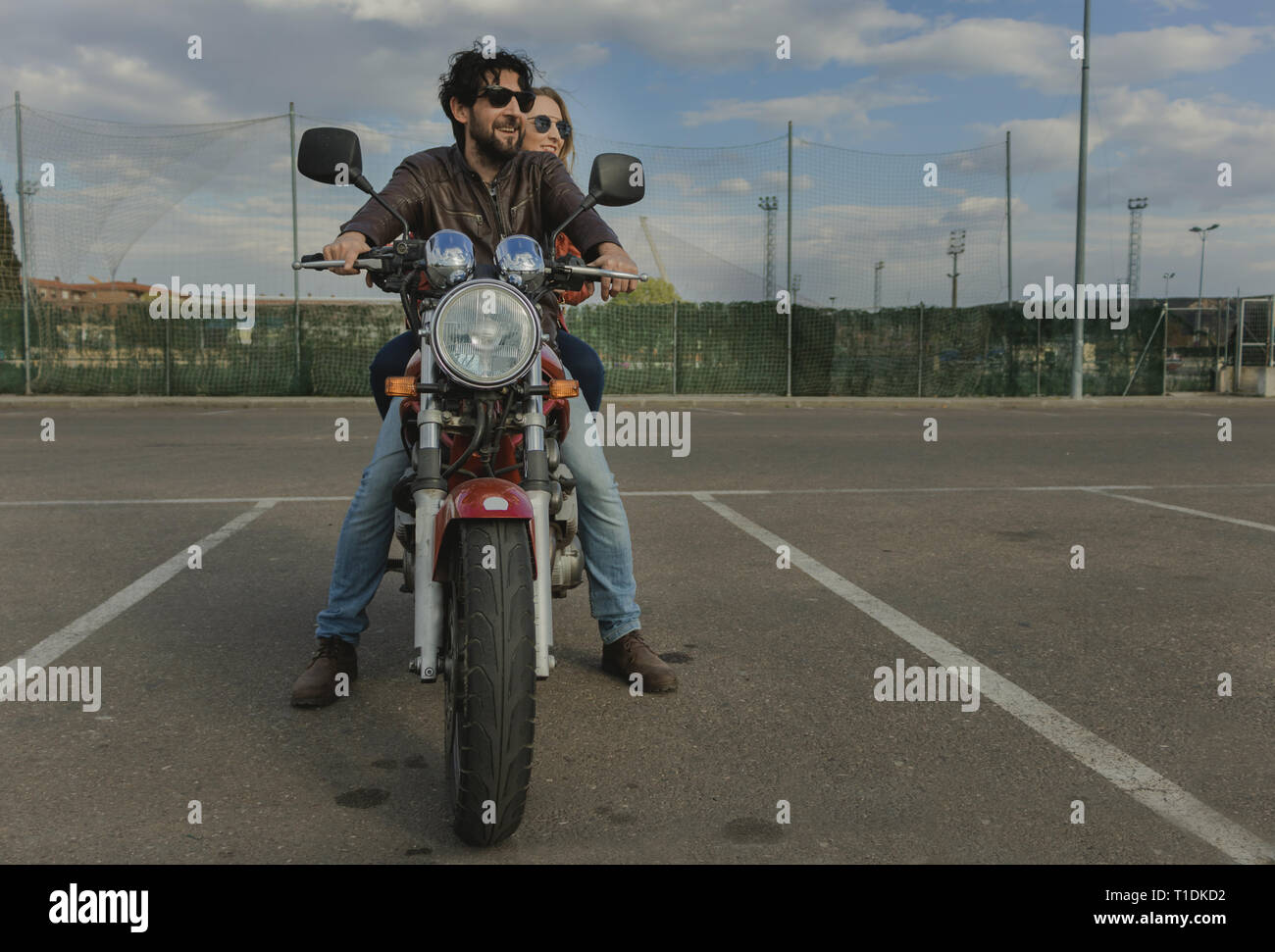 Paar Motorradfahrer auf einem Retro Stil Motorrad, den Sonnenuntergang in Spanien Stockfoto