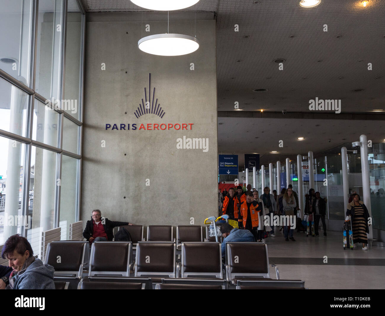 ROISSY, Frankreich - 2. NOVEMBER 2018: Paris Aeroport Logo auf dem Flughafen Roissy Charles de Gaulle, Terminal 2D. Es ist der Name des commercian ADP Aeroports De Stockfoto
