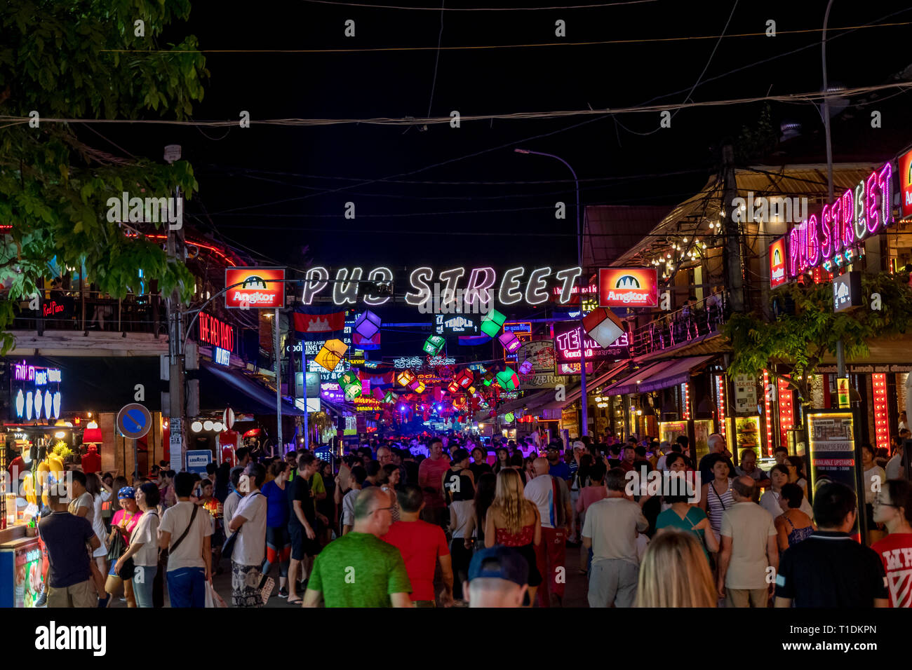 Nachtansicht von Pub Street von Siem Reap, Kambodscha. Menschen, Geschäfte und Autos sind deutlich sichtbar Stockfoto