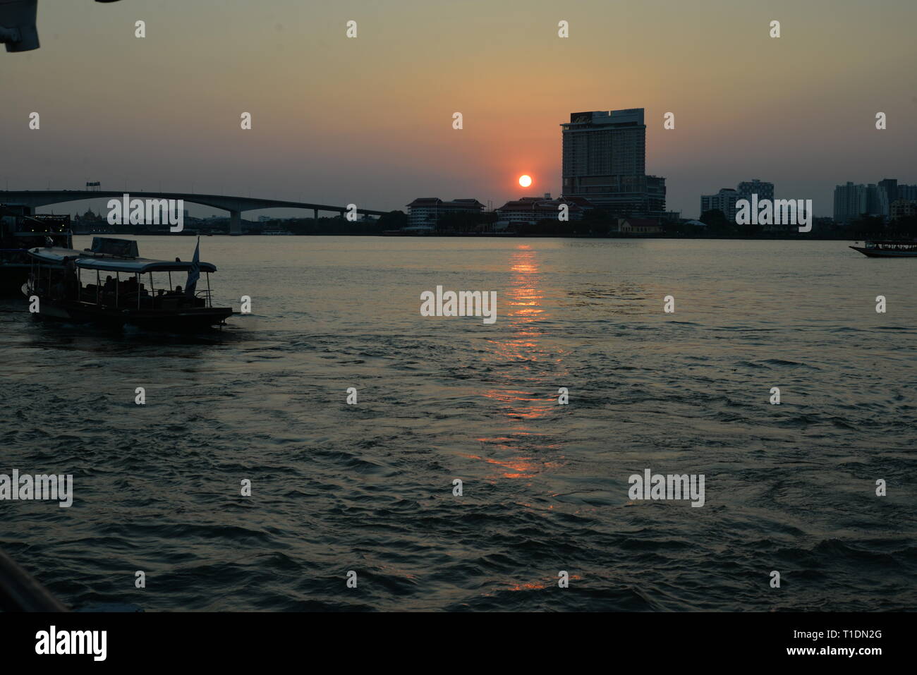 10.3.19 Sonnenuntergang entlang des Chao Phraya Flusses, pasakdek Stockfoto