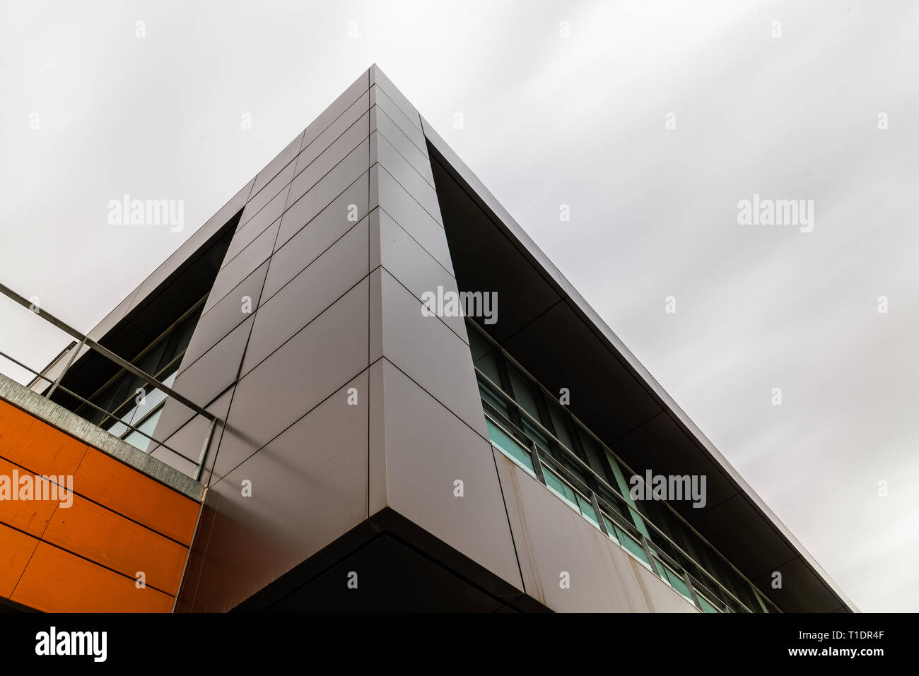 Moderne Architektur Bürogebäude mit belüfteten Fassade. Außenansicht gegen Himmel mit Copyspace, Langzeitbelichtung Stockfoto