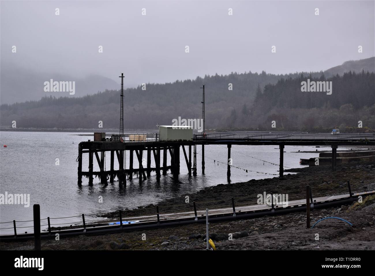 Scottish Sea Farmen Süßwasser, Lachs fischzuchtanstalt Pier am Loch Creran. Misty Szene erinnert an ein Gefühl von Frieden, Ruhe und otherworldliness. Stockfoto
