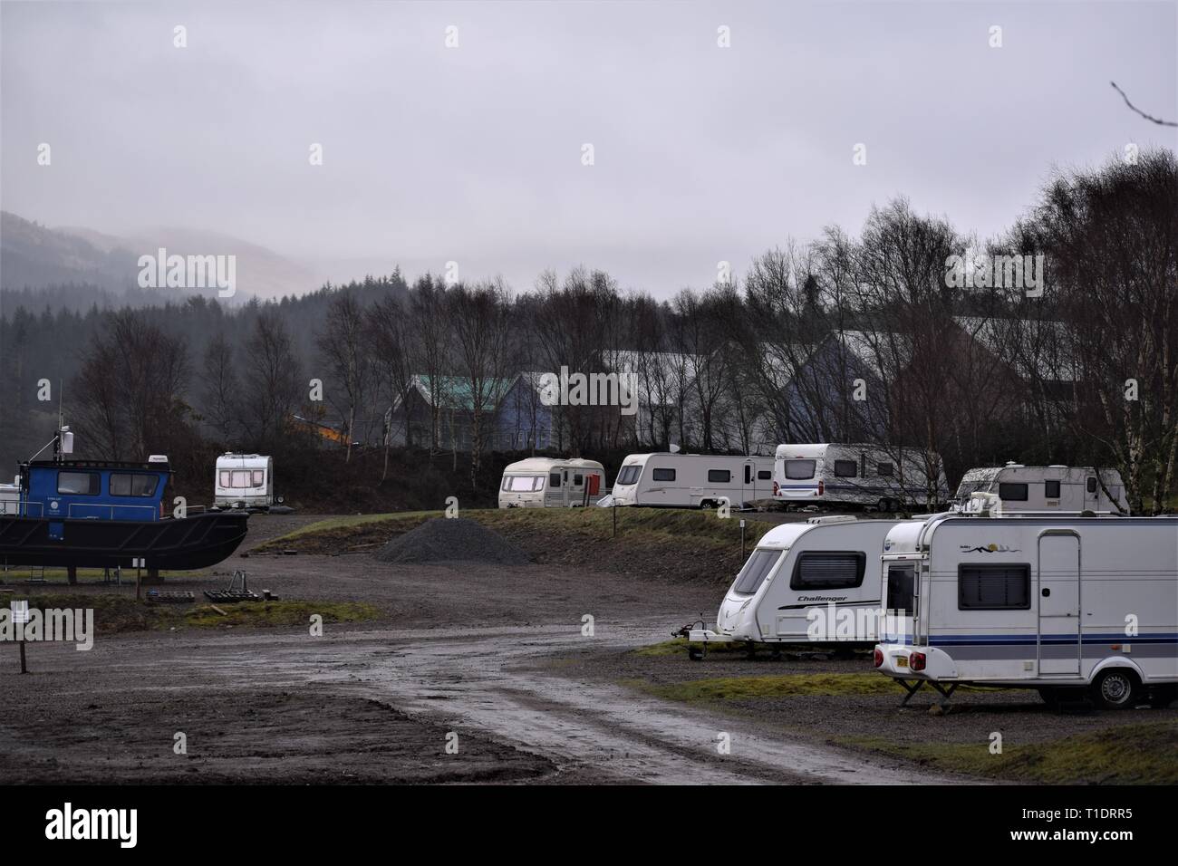 Süßwasser lachs Brüterei Rückansicht mit Wohnwagen hinten in einem schottischen Nebel Stockfoto