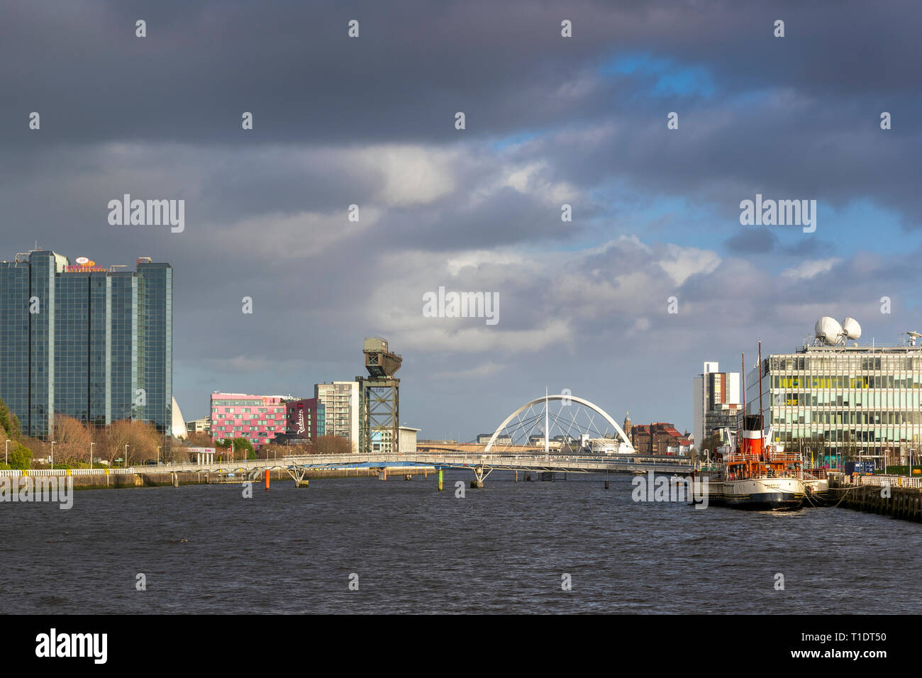 Blick nach Osten entlang den Fluss Clyde in Richtung Pacific Quay nach rechts, der Bogen Brücke und die broomielaw mit dem Waverley Schiff links Stockfoto