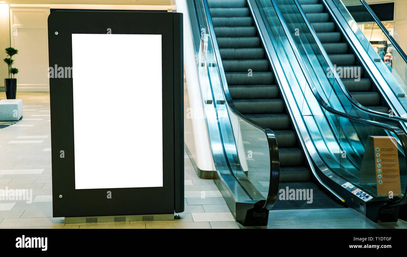 Leere mock aus vertikalen Street Poster Anschlagtafel auf Mall Hintergrund Stockfoto