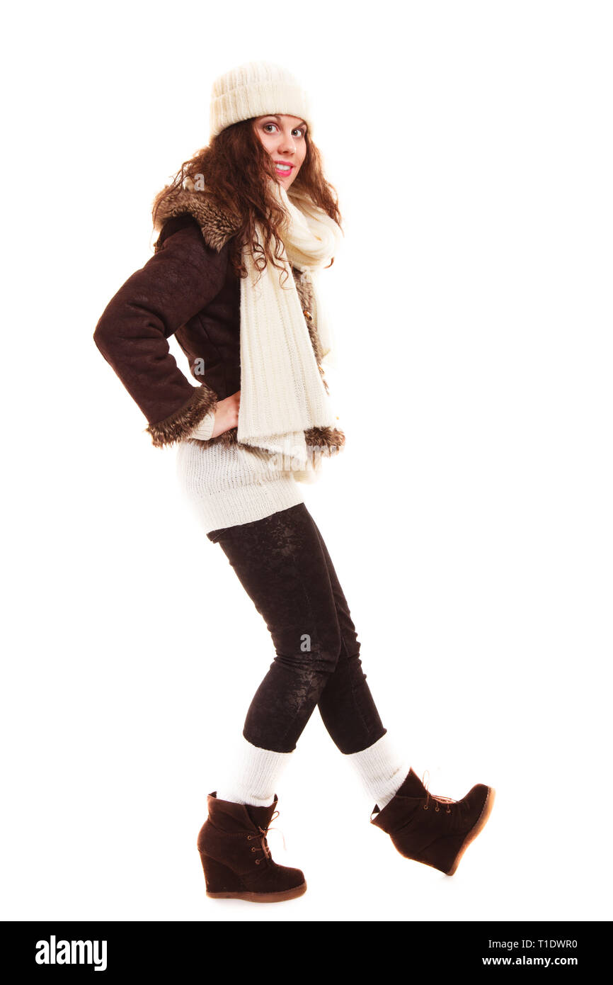 Winter-Mode. Volle Länge des lockigen Mädchen. Junge Frau in warme Kleidung isoliert. Studio gedreht. Stockfoto