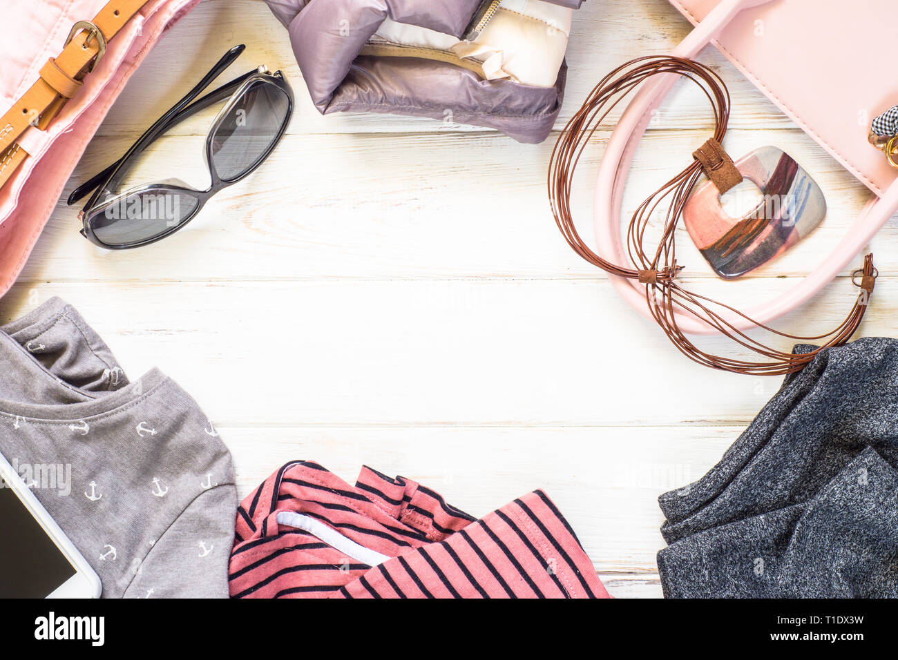 Frau Kleidung und Accessoires in rosa und grauen Farben Stockfoto