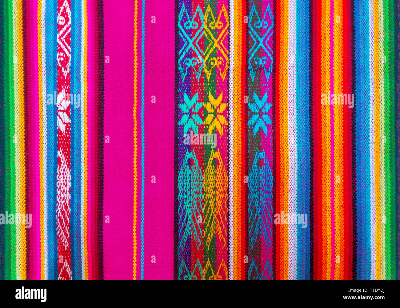 Bunte indigenen Quechua Textil- oder Stoff traditionell für die Anden von Peru, Ecuador und Bolivien. Auf einem lokalen Markt in Cusco fotografiert. Stockfoto
