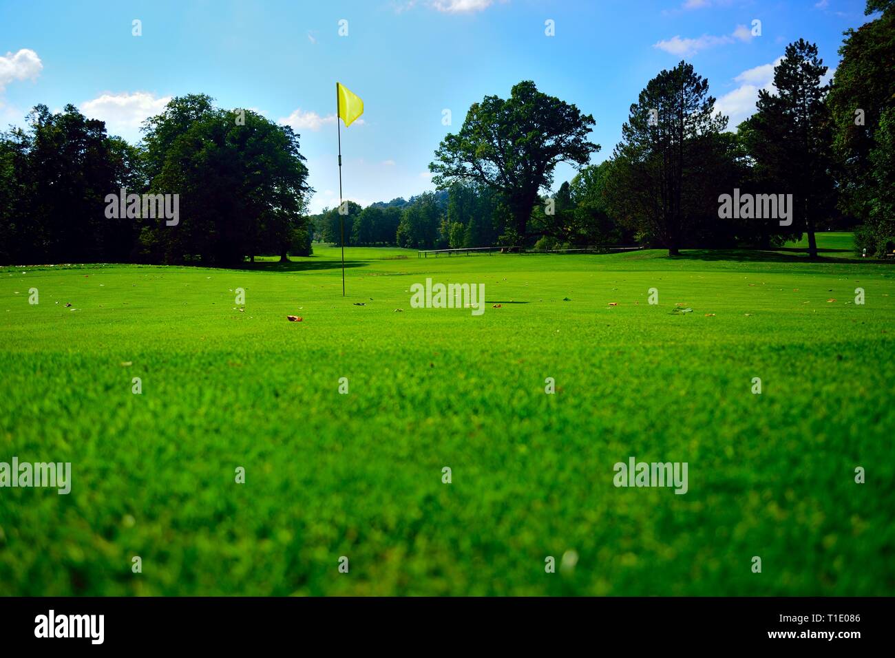 Green Golf Feld und einem bewölkten Himmel. Die europäische Landschaft in Bayern Deutschland Stockfoto