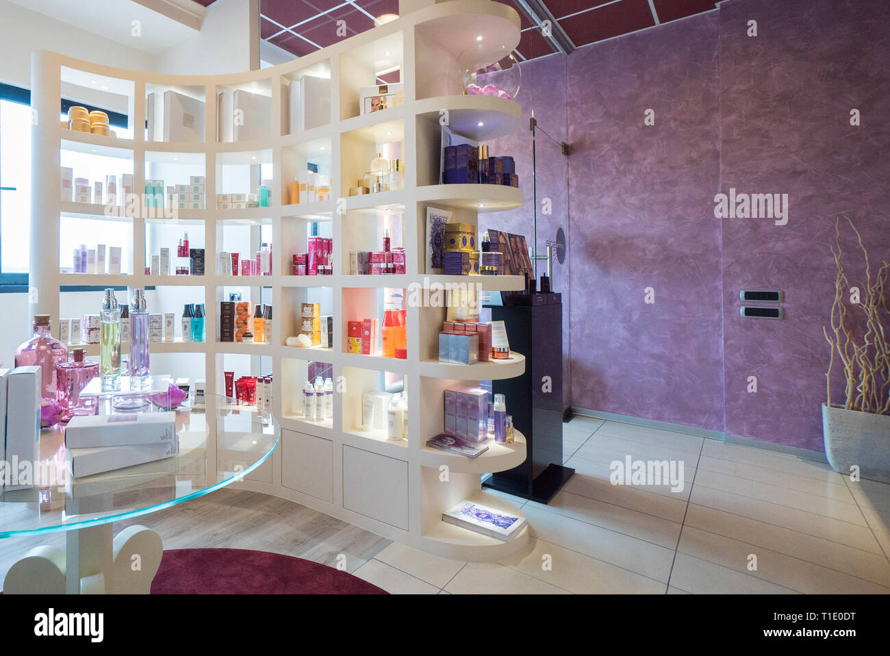 Verona, Italien - 4 April 2016: Kosmetik angezeigt, die auf den Regalen eines modernen Beauty Salon. Stockfoto