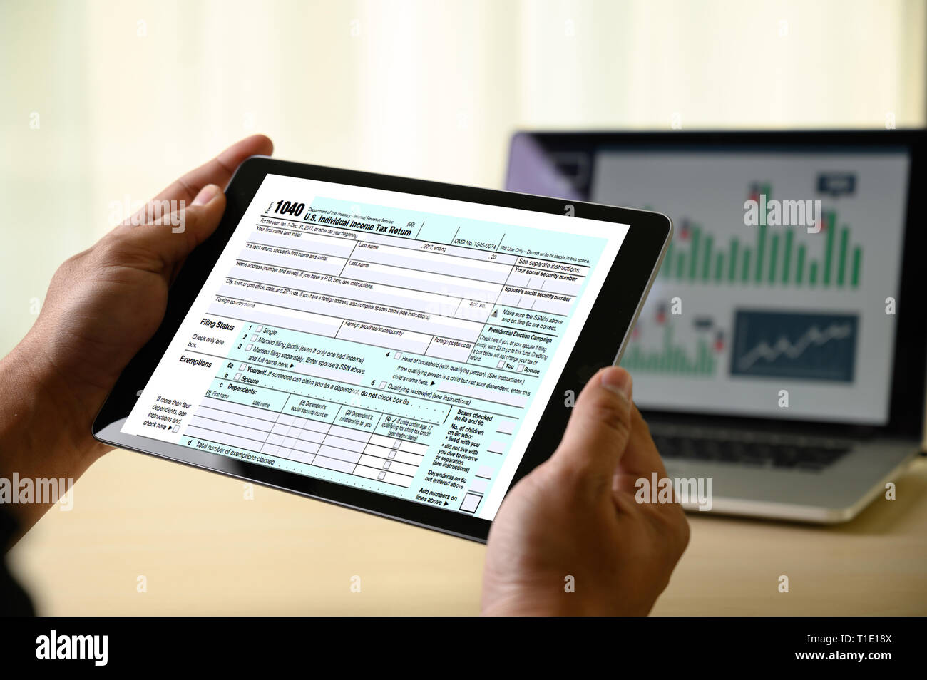 Einkommensteuererklärung und Erstattung individuelle Einkommensteuererklärung online Fixed Income Stockfoto