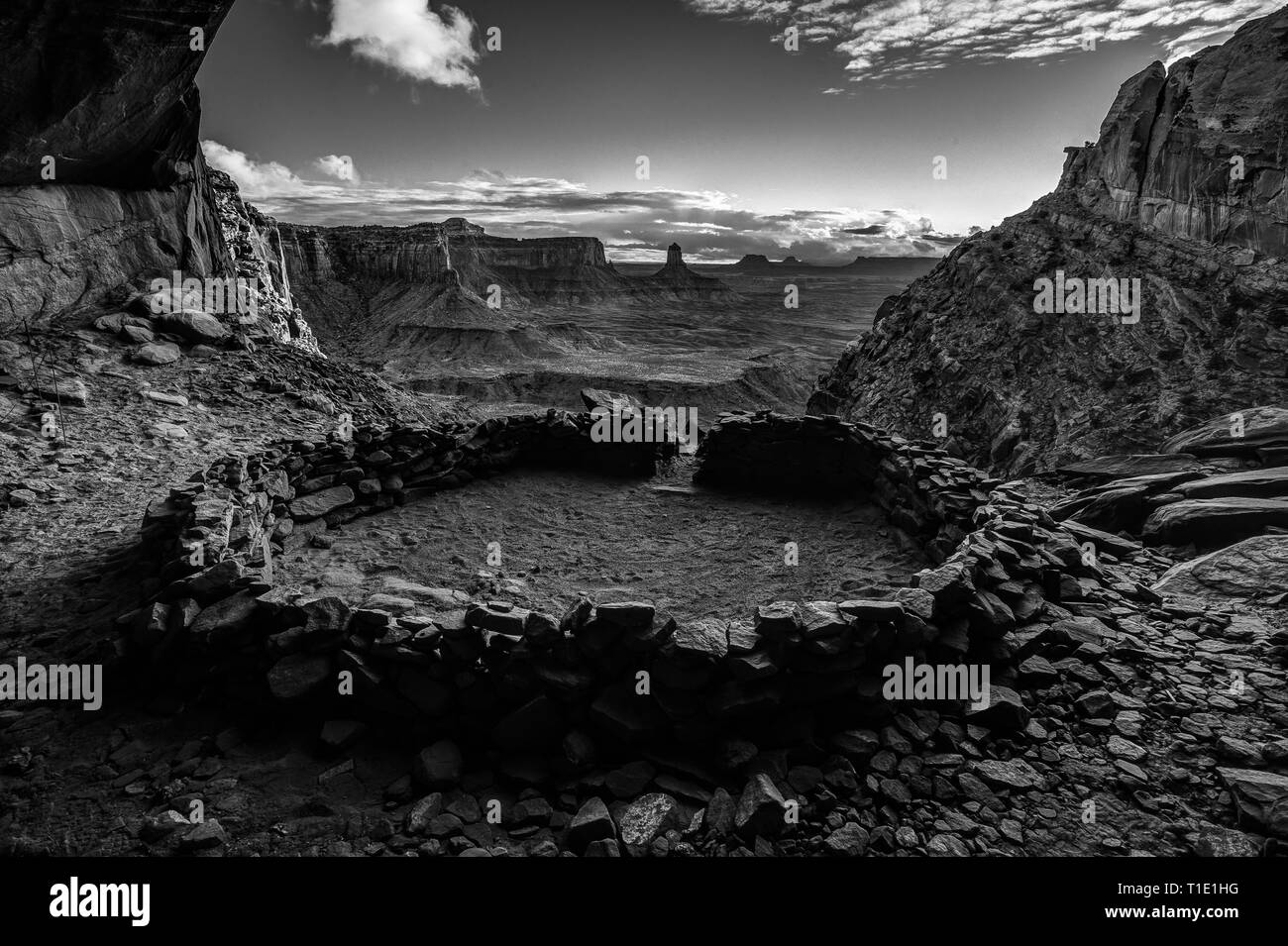 Falsche Kiva ist ein menschliches - Stone Circle unbekannter Herkunft in einer Höhle in einem entfernten Bereich des Canyonlands National Park. Stockfoto