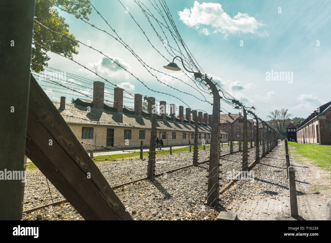 Zäune und Schornsteine der Gebäude, in denen die Körper der toten Juden in der NS-Konzentrationslager von Auschwitz und Birkenau in Polen verbrannt wurden, Stockfoto