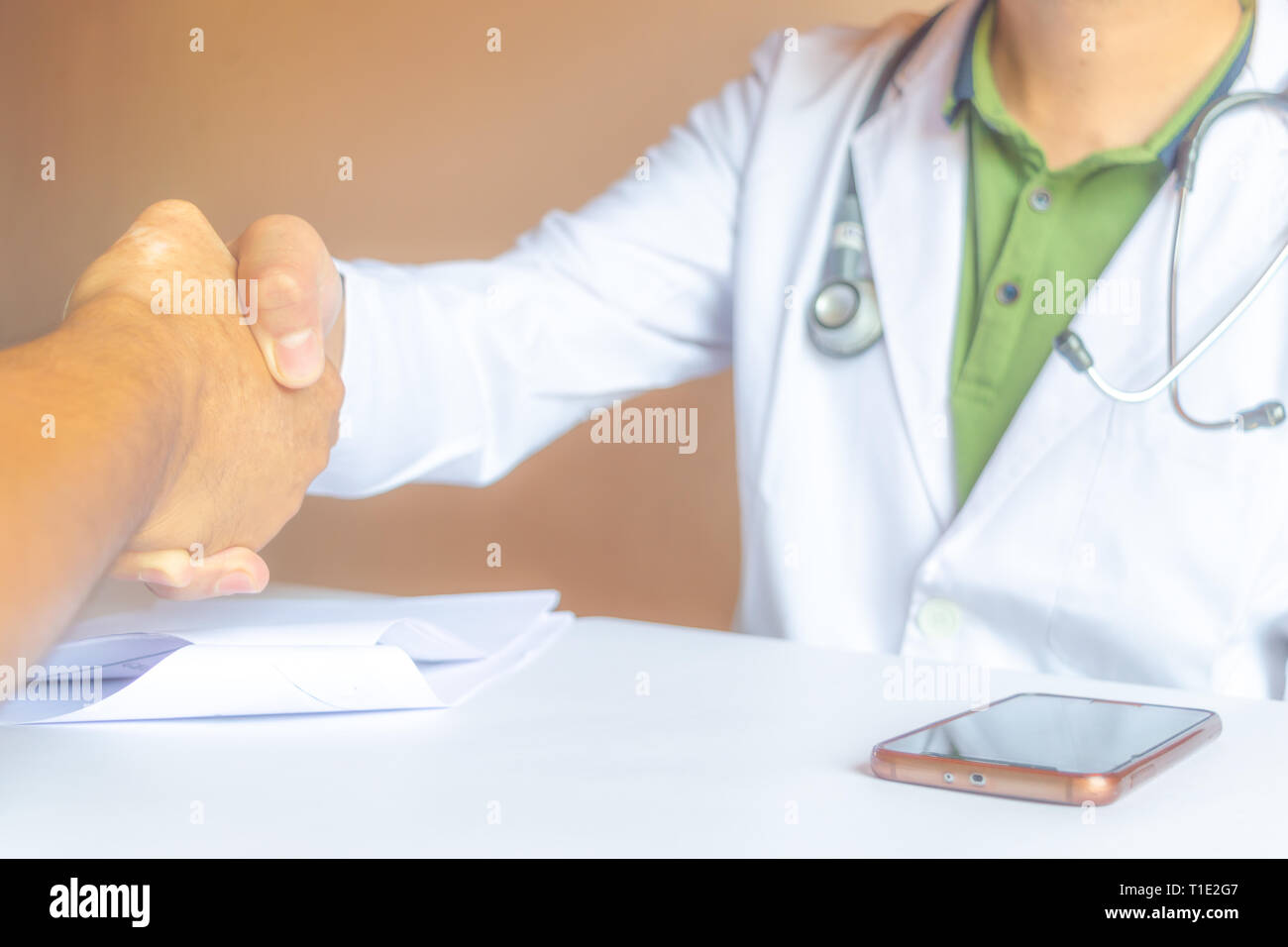Ein Arzt die Hände schütteln mit einem Patienten nach consulatation Stockfoto