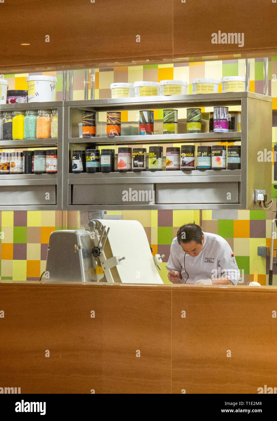 Männliche Chefkoch Zubereitung von Speisen in der Küche des Restaurant Cafe Mosaik in der Carlton Hotel Singapore. Stockfoto