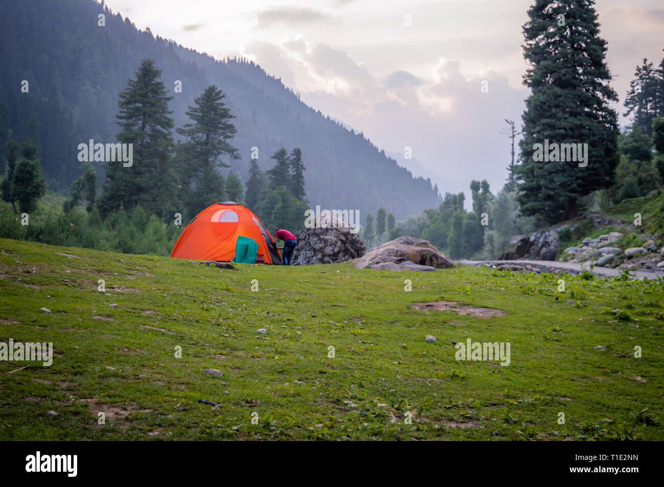 Eine Person in ein orangefarbener Zelt für Camping in der Himalaya-Region Kaschmir eingestellt Stockfoto