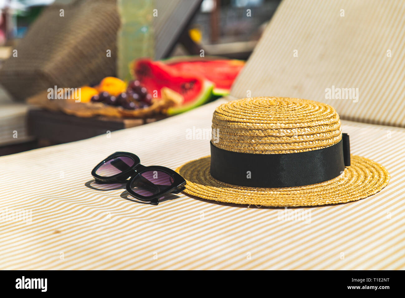 Strand stuff bag Handtuch Decke auf Sun mehr. Obst auf dem Tisch. Sommer Urlaub Meer Strand Stockfoto