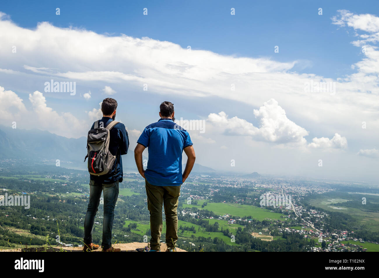 Zwei Menschen, die einen Blick auf die Stadt Srinagar in Kaschmir von oben auf einem Hügel Stockfoto