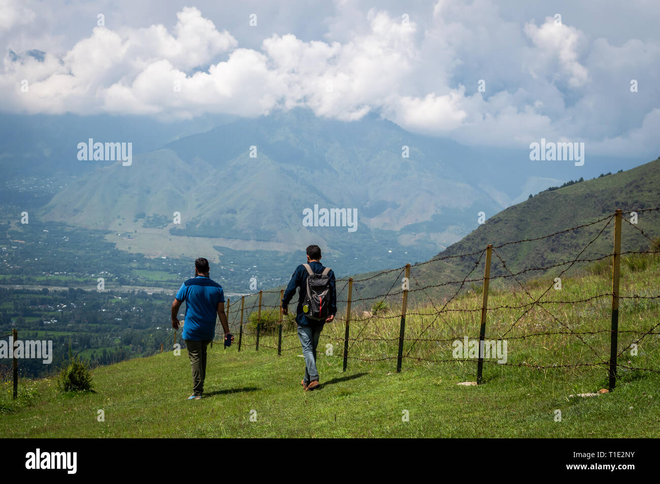 Zwei Leute auf einem Hügel im Stadtteil von Kaschmir nach Ganderbal trekking Stockfoto