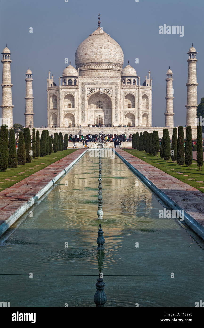 Das Taj Mahal mit Spiegelbild im Wasser Garten, Agra, Indien. Stockfoto