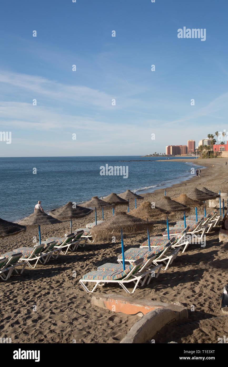 Liegestühle und Sonnenschirme am Strand von Benalmadena, Spanien. Stockfoto