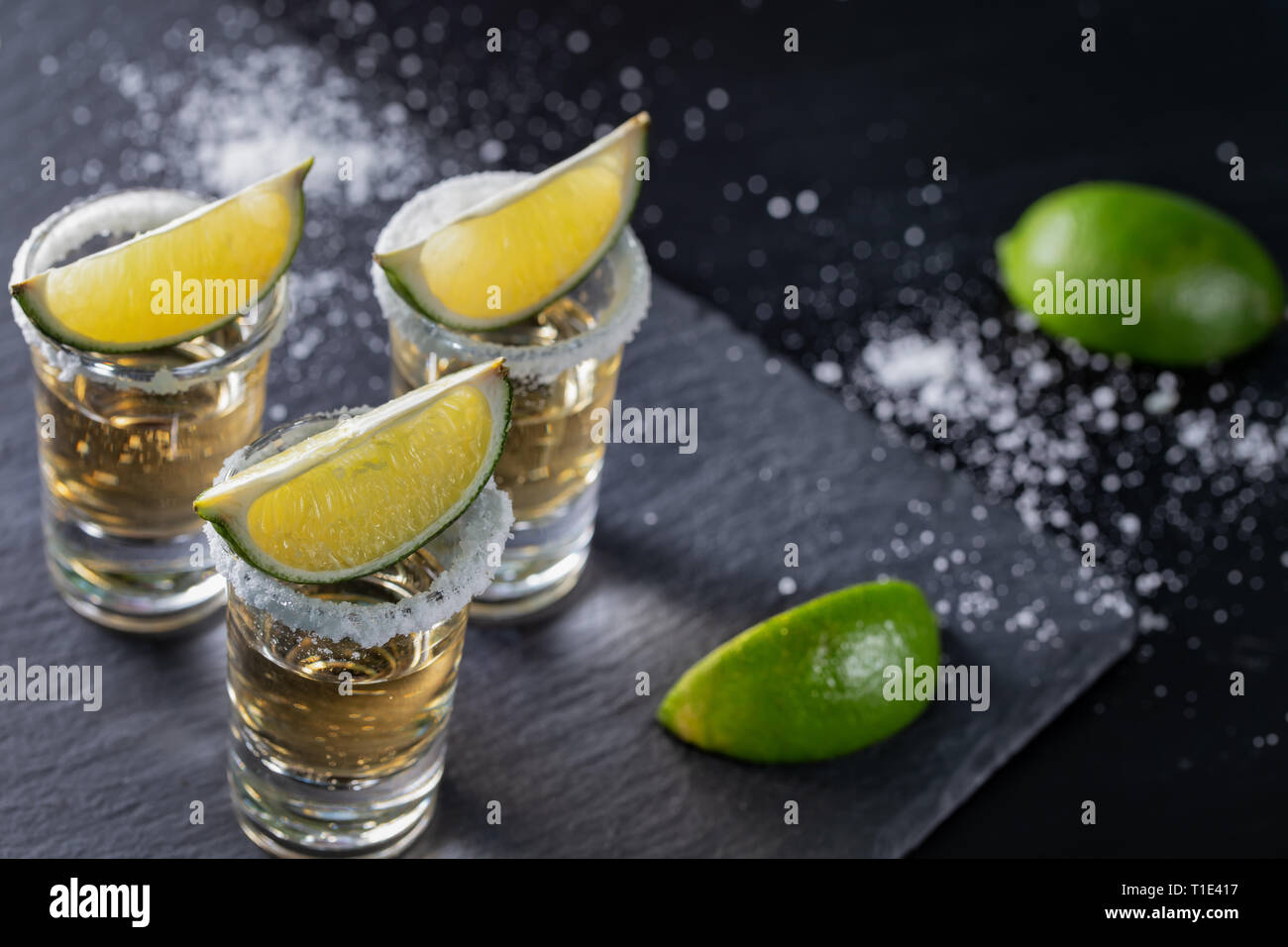 Drei Stapel mit mexikanischen Tequila mit Kalk und Salz Stockfoto