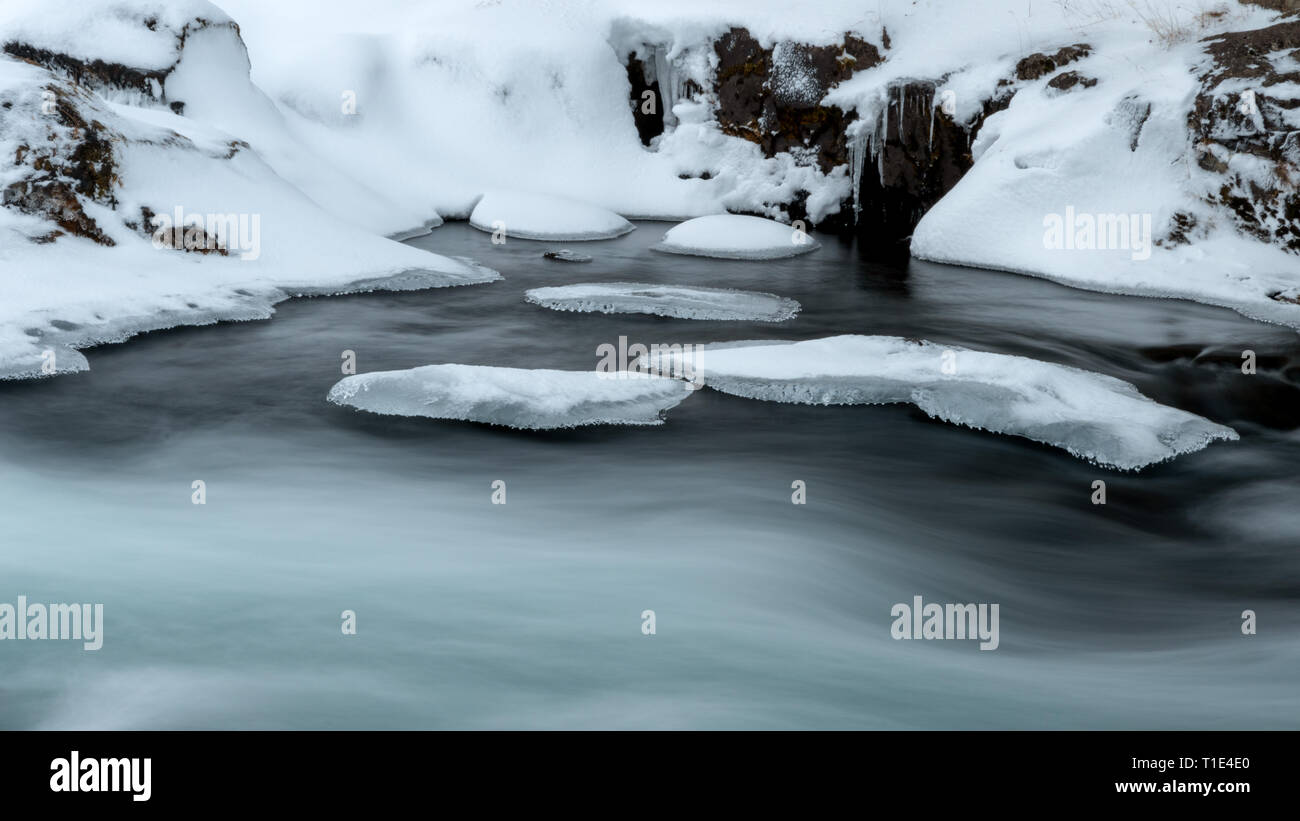 Zugefrorenen Fluss mit Eis, Fels und Schnee, Island Stockfoto