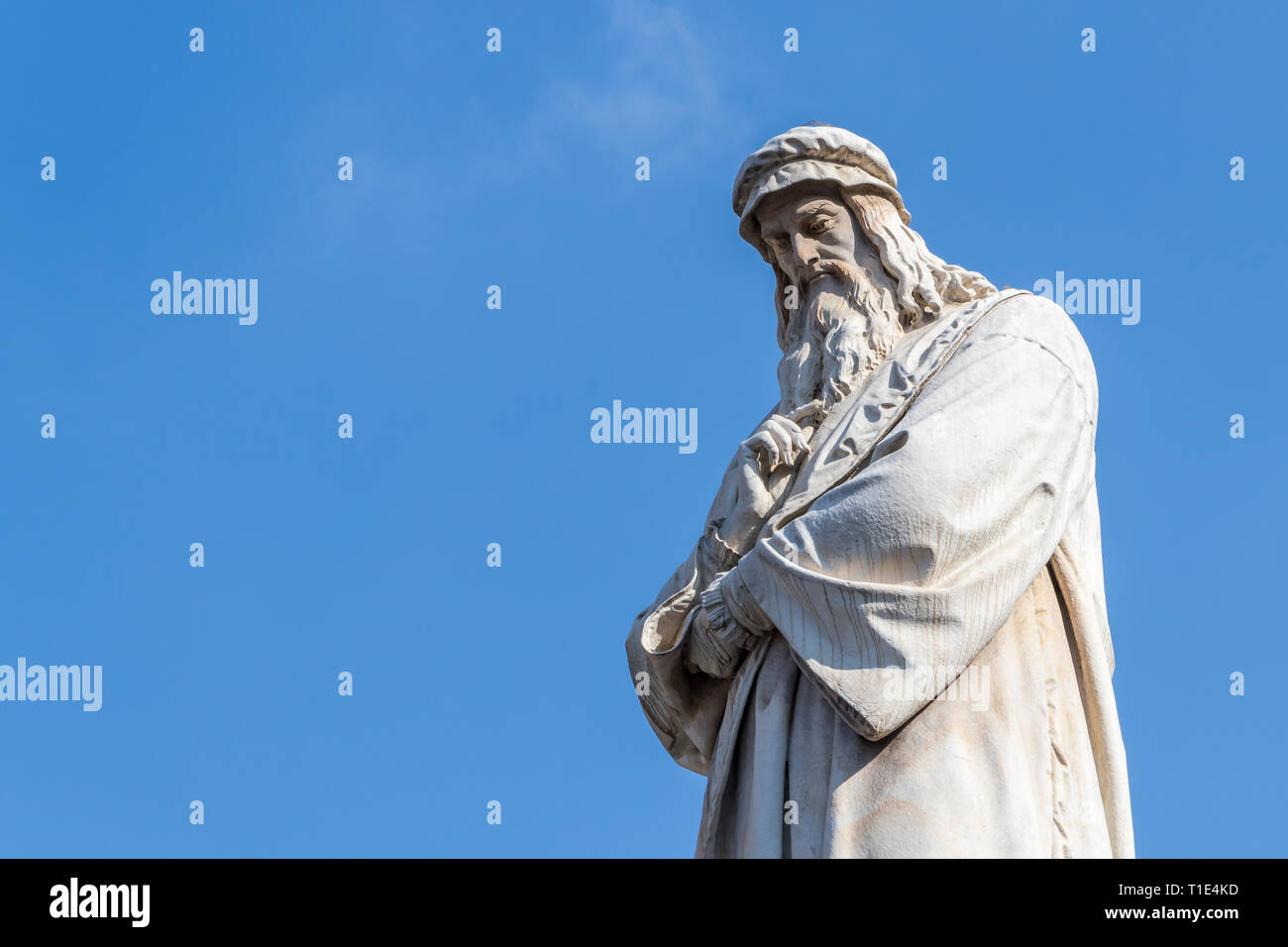 Leonardo Da Vinci Statue auf blauen Himmel Closeup in Mailand, Italien Stockfoto