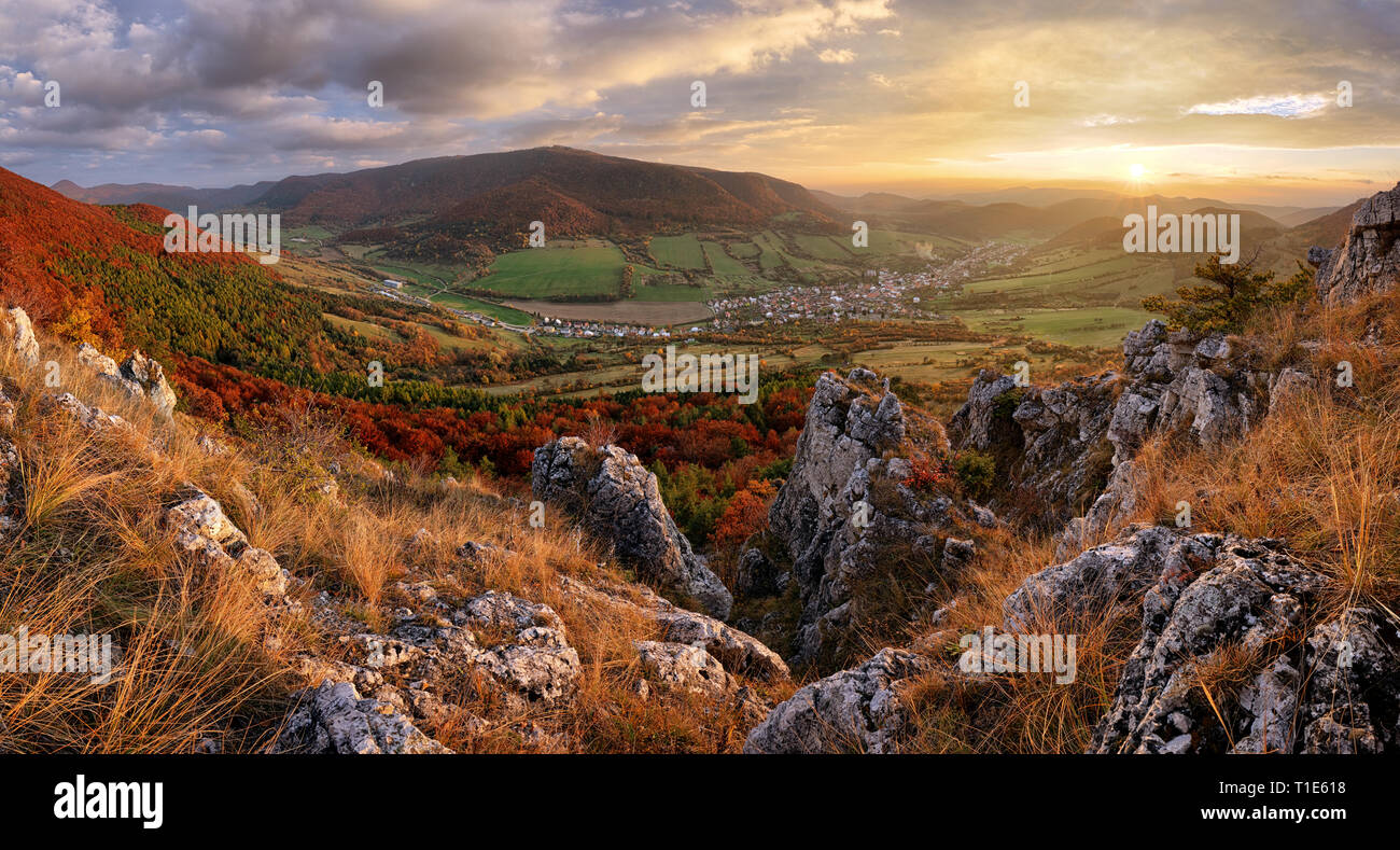 Slowakei Herbst Landschaft Panorama bei Sonnenuntergang Stockfoto