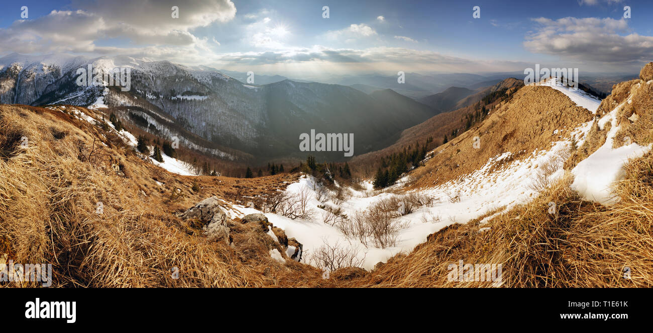 Bergpanorama mit Sonne Stockfoto