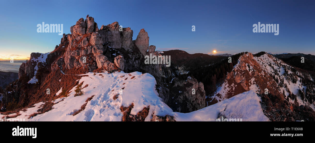 Bergpanorama mit Mond in der Slowakei Fatras Stockfoto