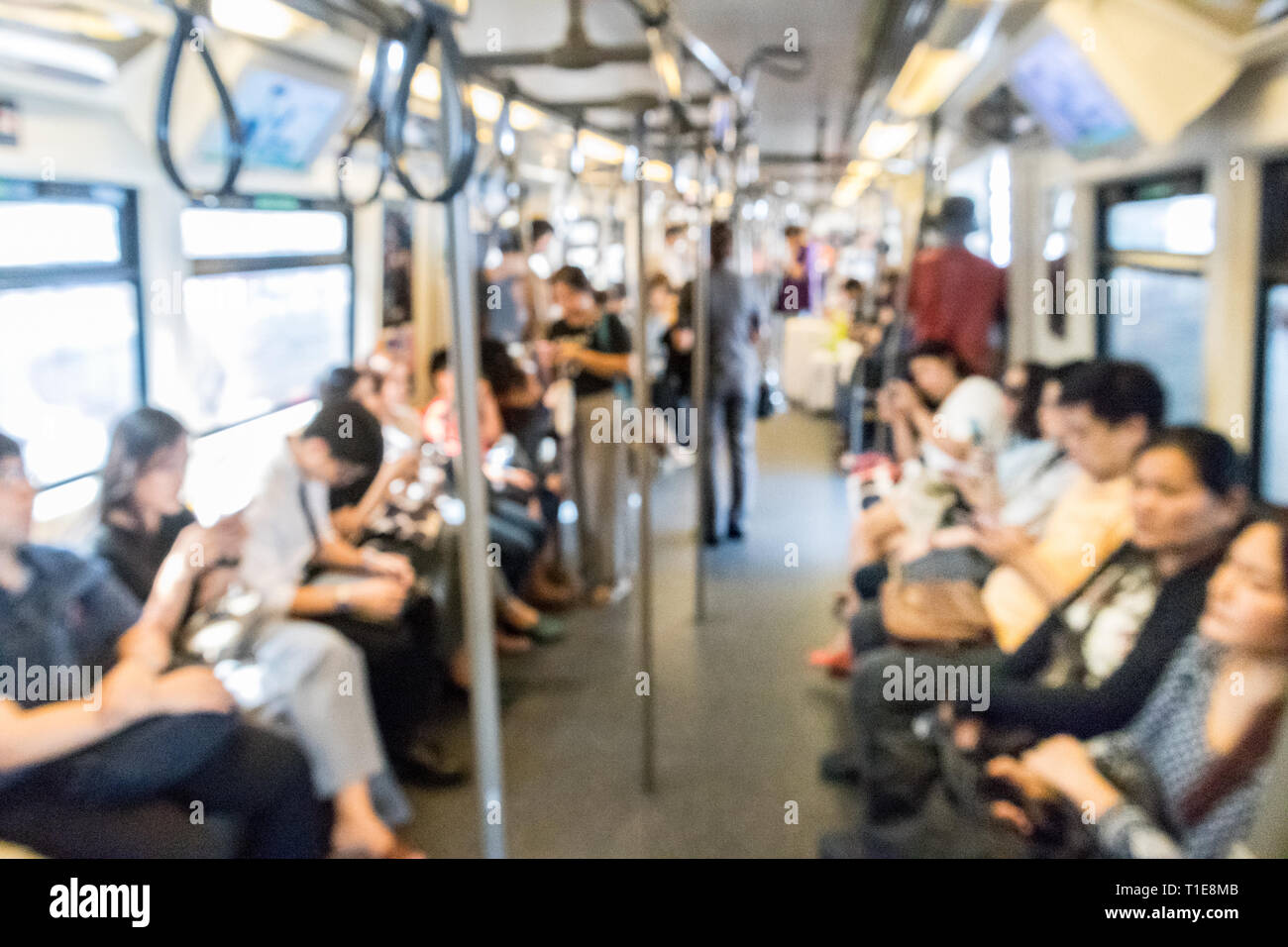 Blured Bild unkenntlich asiatischen Menschen pendeln mit Stadt U-Bahn. Stockfoto