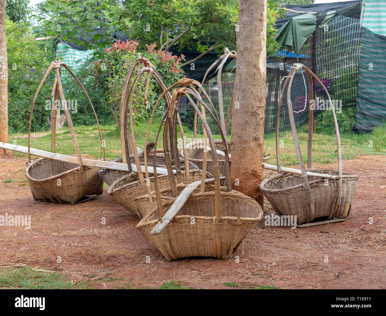 Von Hand gewebt Reed Körbe in einem kleinen Dorf in den Bergen in der Nähe von Kumming, Provinz Yunnan im Südwesten Chinas im September Stockfoto