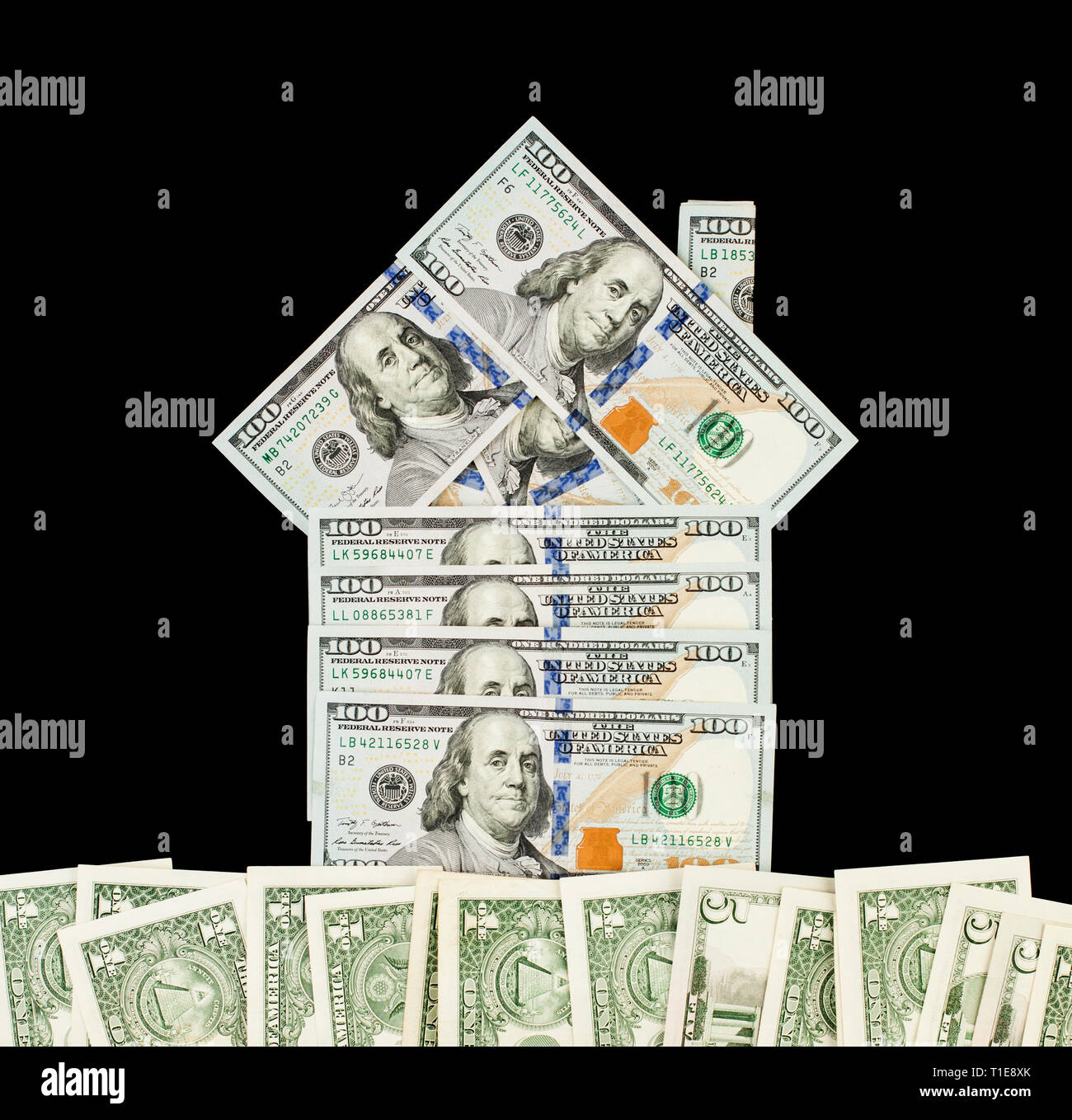 Haus von US-Dollar Bill auf schwarzem Hintergrund. Hypothek und Property Investment Konzept. Stockfoto