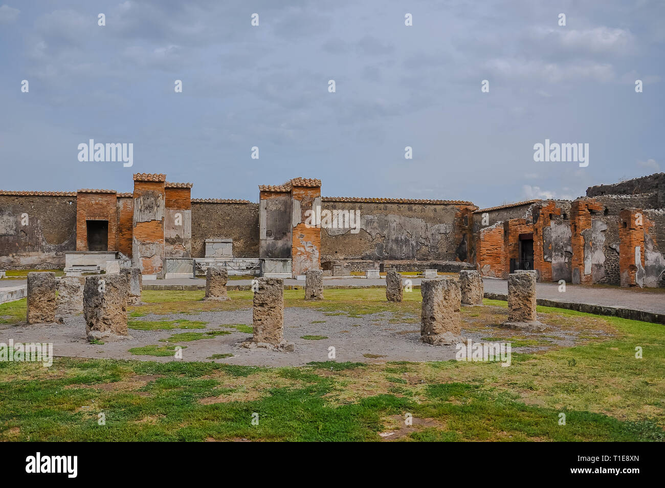Römische Ruinen von Pompeji mit Resten eines Hauses Stockfoto