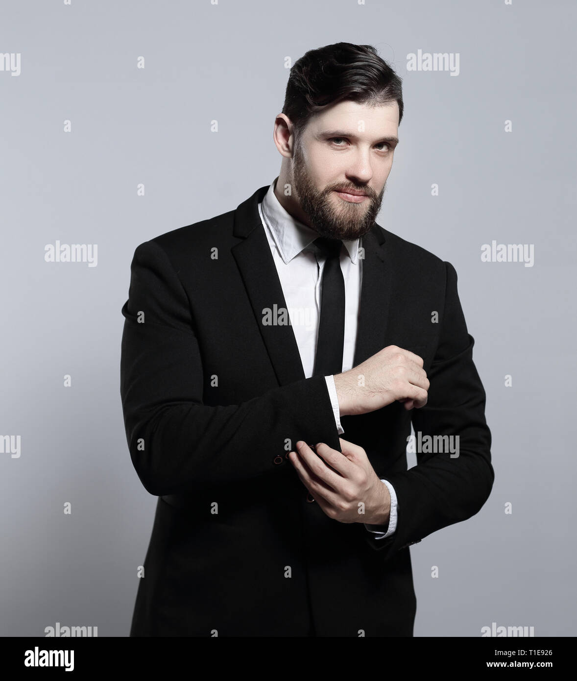 Ernsthafte Geschäftsmann sein Cuff Link auf der Hülle der Shirt Stockfoto