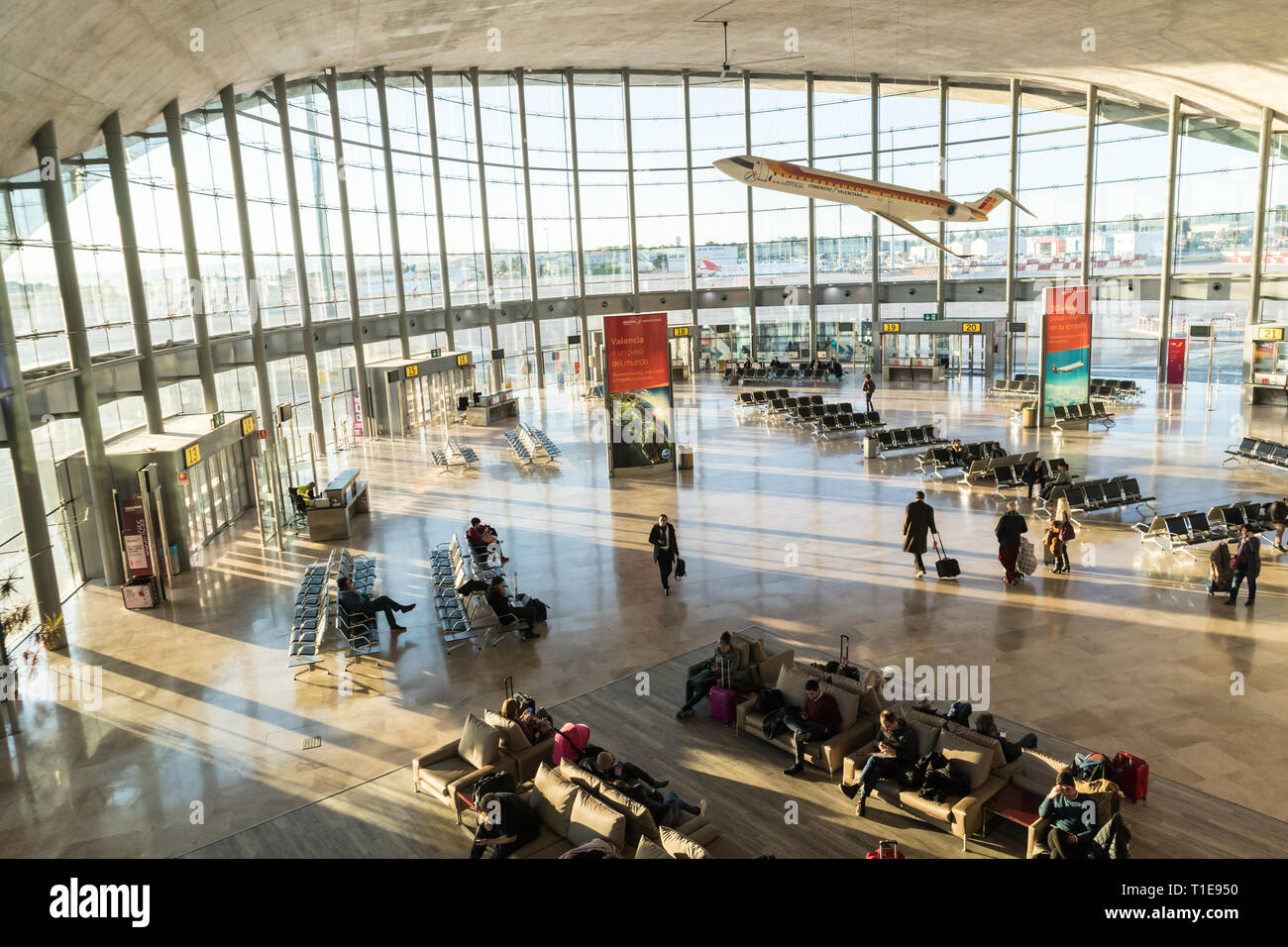 Menschen für ihren Flug bei Abflug Terminal des Flughafen Valencia in Manises warten, auch als Flughafen Manises bekannt Stockfoto