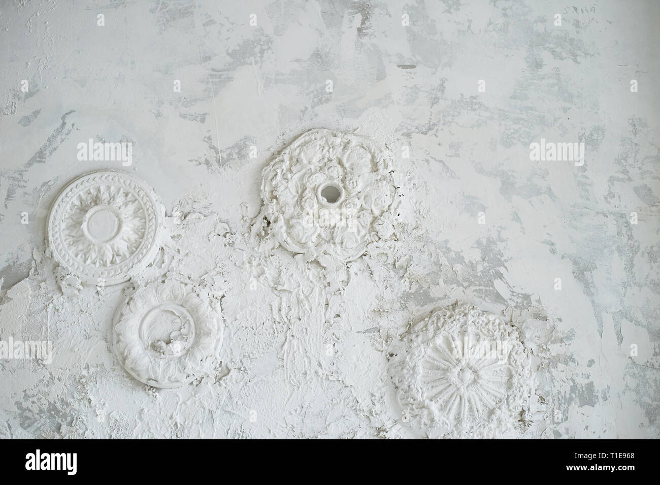 Stuck auf einer weißen Wand mit alten Putz. Textur Stockfoto